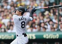 　５回、３ランを放つ佐藤輝（撮影・田中太一）