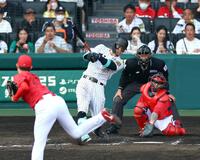 　８回、右前打を放つ佐藤輝（撮影・山口登）