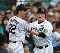 　８回、坂本への頭部死球で怒る藤川監督。右は安藤投手チーフコーチ（撮影・中田匡峻）