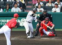 　４回、右前打を放つ前川（撮影・山口登）