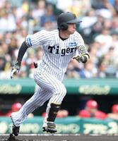 　１回、二塁内野安打で出塁する近本（撮影・中田匡峻）