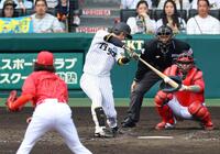 　５回、二塁内野安打を放つ近本（撮影・山口登）