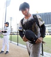 　居残り練習を終え、泥だらけのユニホームで引き揚げる百崎（撮影・石井剣太郎）