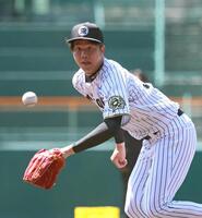 　ノックの打球を追う才木（撮影・立川洋一郎）