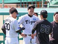 　練習前に投手陣と談笑する才木（撮影・立川洋一郎）