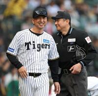 　８回の攻撃を終え、選手交代を告げた藤川監督（左）＝２０日