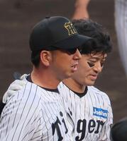 　８回、危険球を受けた坂本になだめられる藤川監督（左）＝２０日