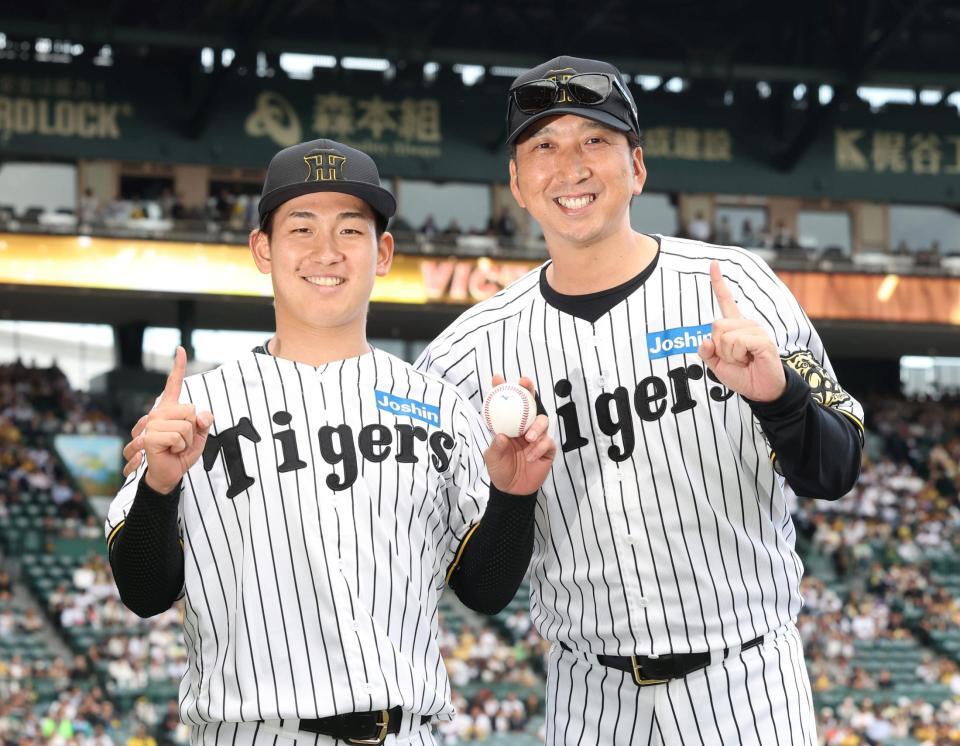 　プロ初勝利を挙げた伊原（左）と笑顔を見せる藤川監督（撮影・中田匡峻）