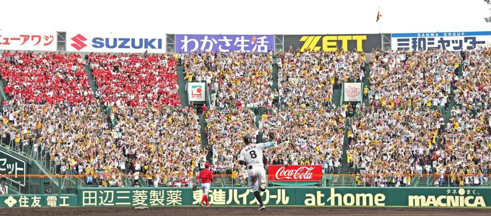 　５回、センターへ３ランを放ち、大観衆を湧かせた佐藤輝（撮影・中田匡峻）