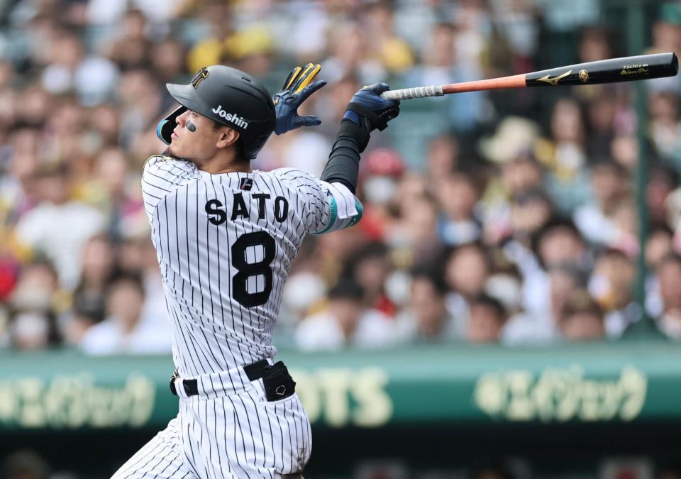 　５回、３ランを放つ佐藤輝（撮影・田中太一）