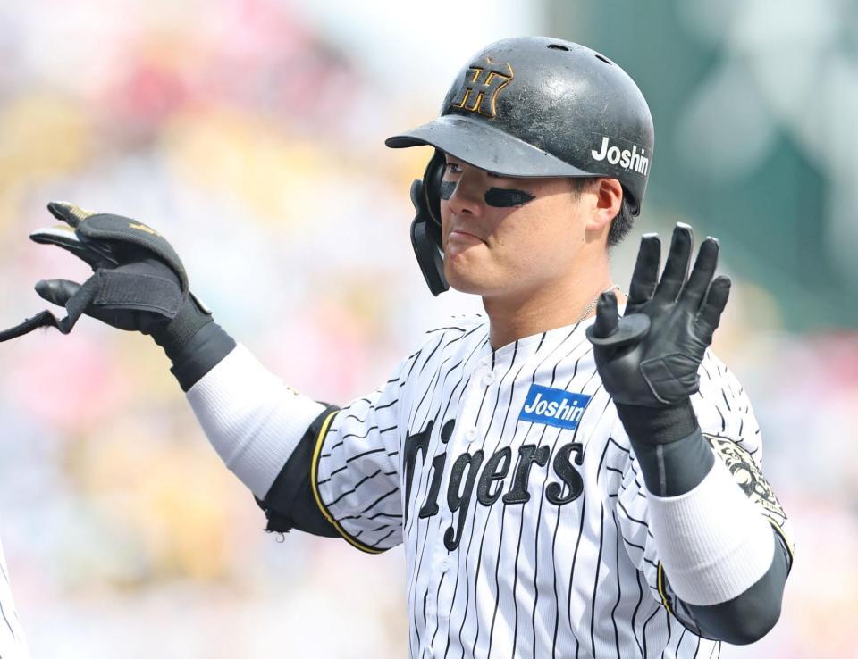 　４回、右前打を放ち、塁上でカモメポーズをする前川（撮影・中田匡峻）