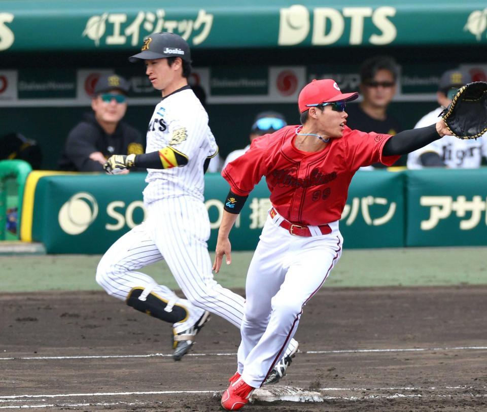 　５回、この試合３本目の内野安打で出塁する近本（左）＝撮影・山口登