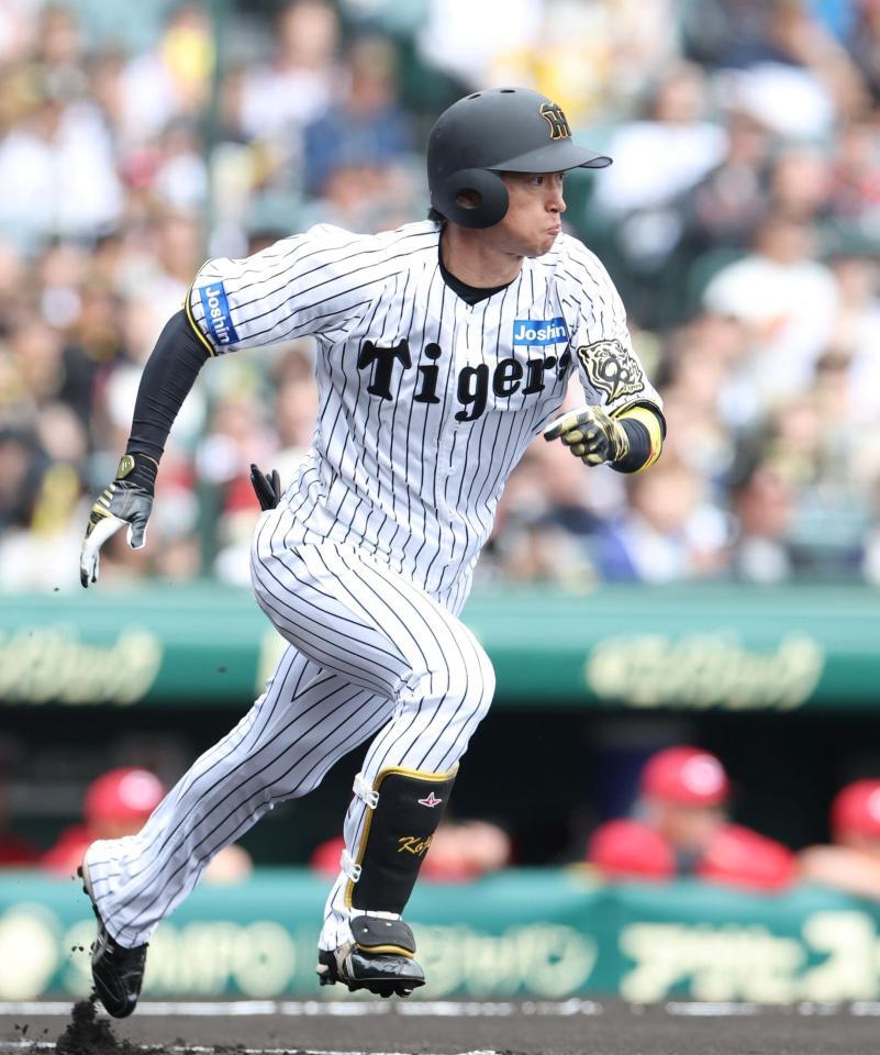 　１回、二塁内野安打で出塁する近本（撮影・中田匡峻）