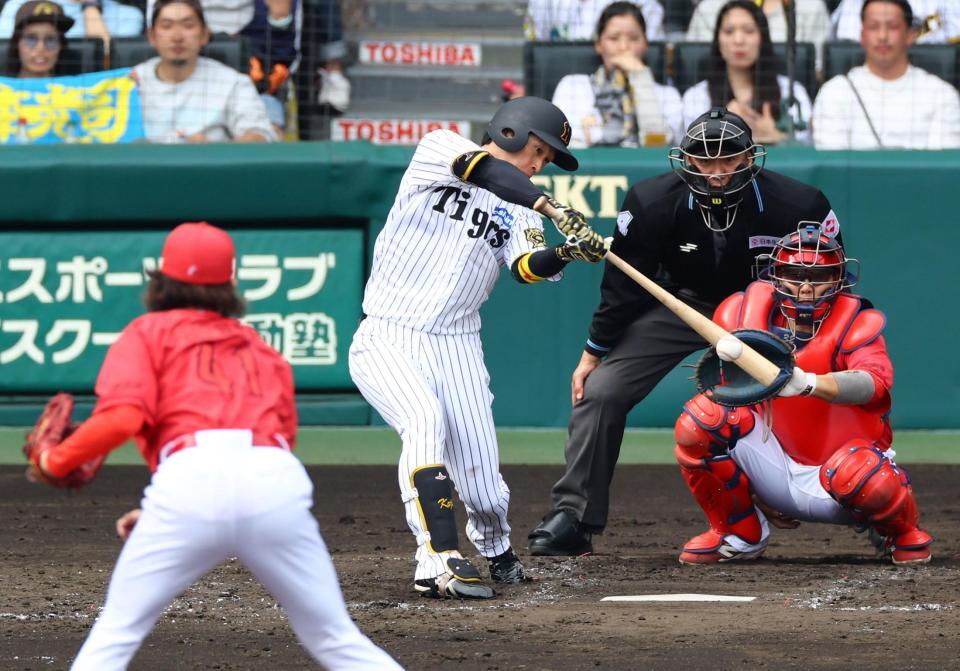 　５回、二塁内野安打を放つ近本（撮影・山口登）