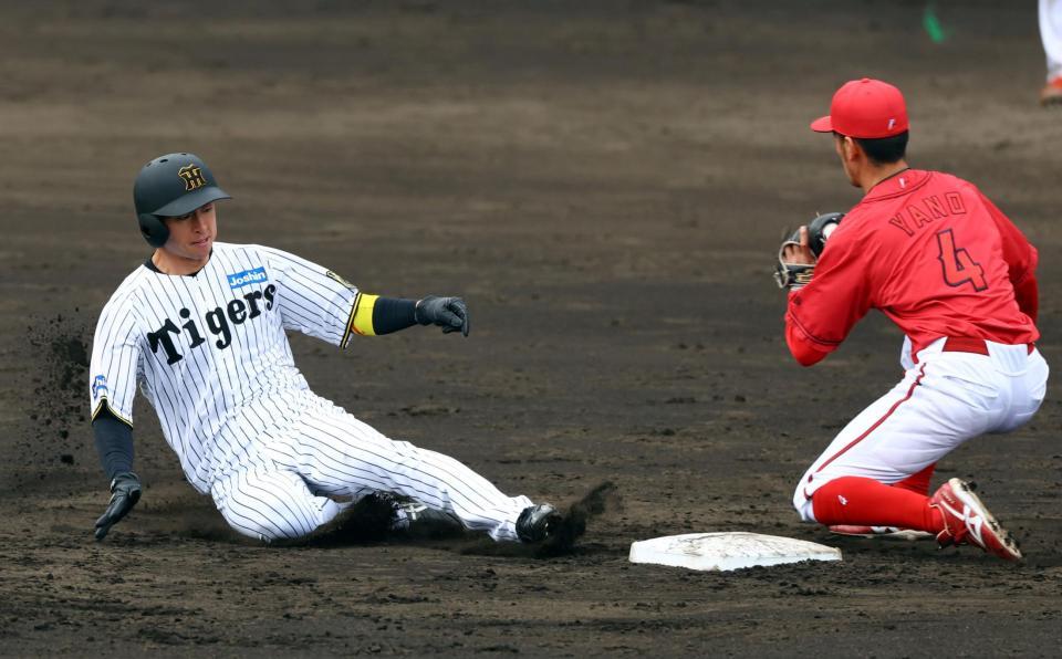 　５回、盗塁を決める近本（撮影・山口登）