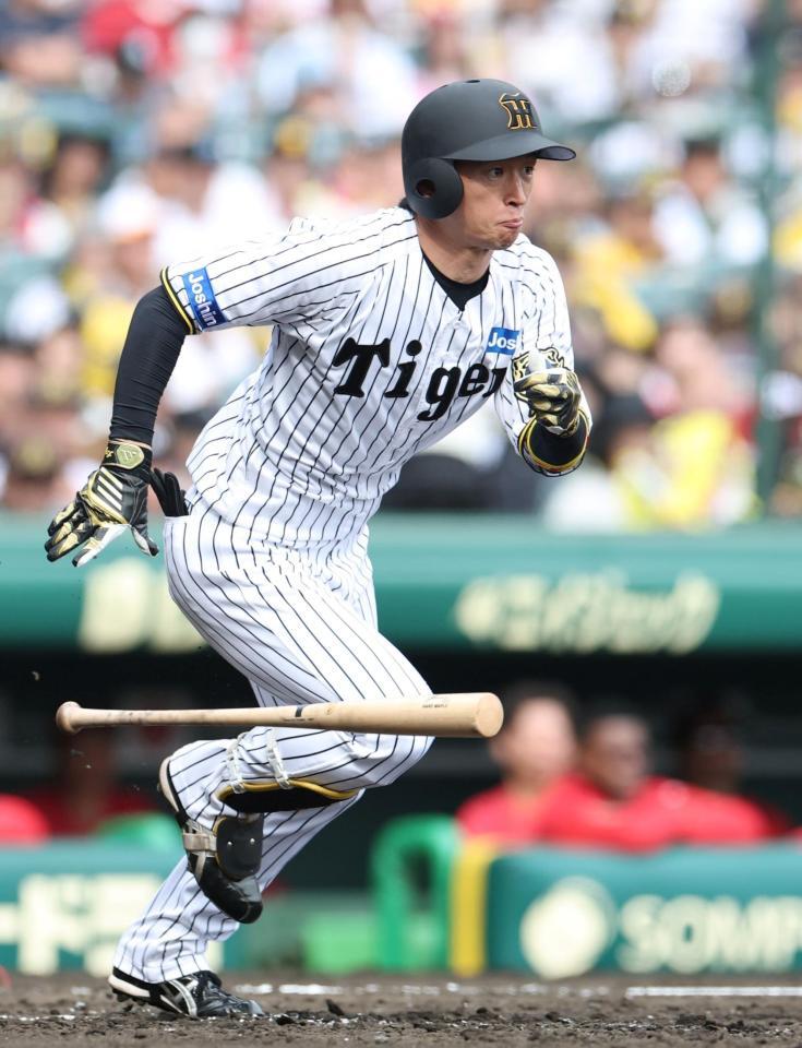 　５回、内野安打で出塁する近本（撮影・中田匡峻）