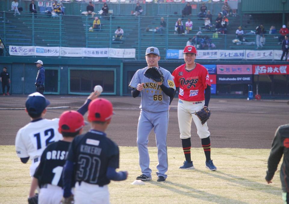 　選手とキャッチボールをする子どもたち