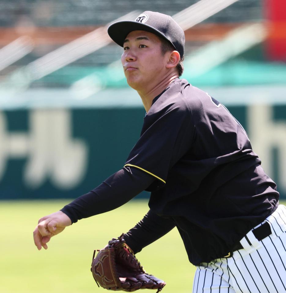 　キャッチボールをして調整する伊原（撮影・立川洋一郎）