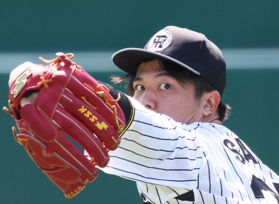 　キャッチボールをして調整する才木（撮影・立川洋一郎）