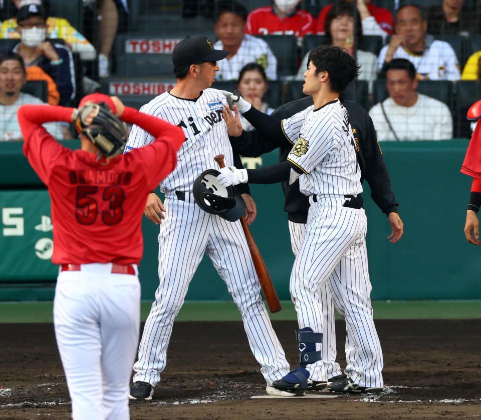 　８回、坂本の頭部死球に対してエキサイトする藤川監督（中央）＝２０日