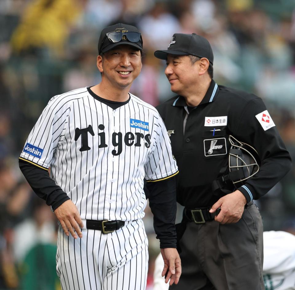 　８回の攻撃を終え、選手交代を告げた藤川監督（左）＝２０日