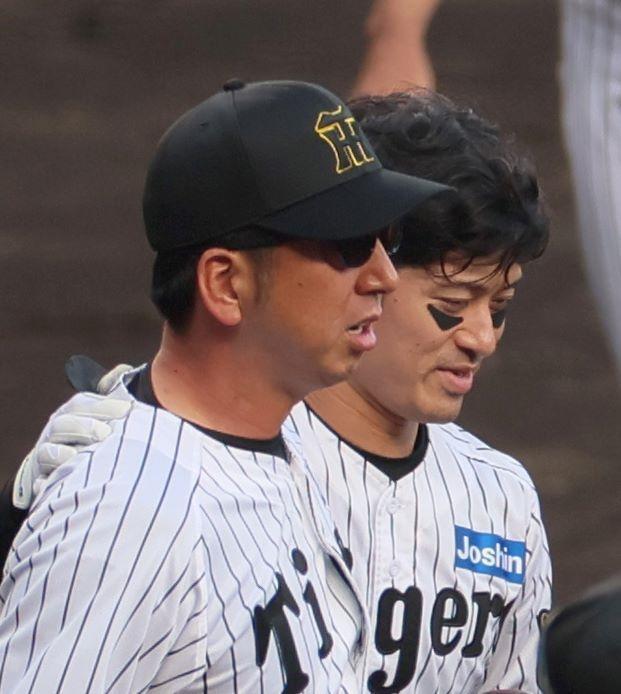 　８回、危険球を受けた坂本になだめられる藤川監督（左）＝２０日