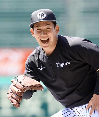 　ノックの打球を追う伊原（撮影・立川洋一郎）