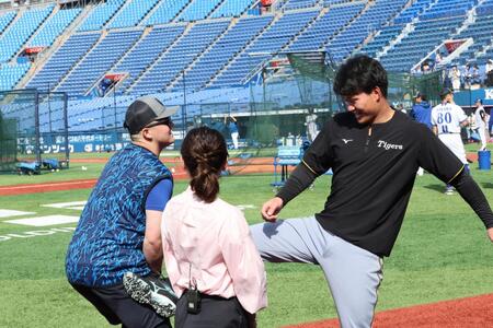 【写真】阪神　森下翔太ＶＳ牧秀悟が再びｗ取材中に邪魔されキックで応戦