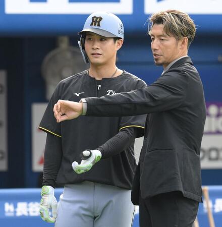 　試合前、鳥谷敬氏（右）からアドバイスを受ける木浪（撮影・伊藤笙子）