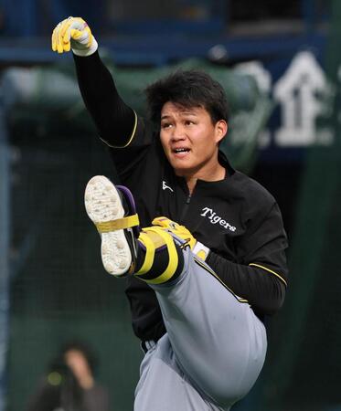 　ウオーミングアップする森下（撮影・田中太一）