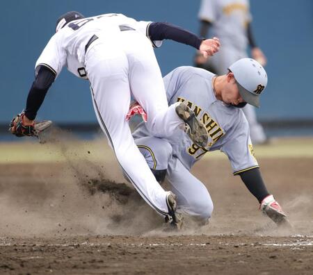 　５回、本田圭（左）の暴投で三走・野口が生還（撮影・坂部計介）