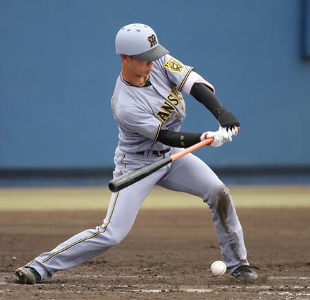 　５回、山田は止めたバットにボールが当たり、一塁野選の間に三走・井坪が生還し先制点をあげる（撮影・坂部計介）