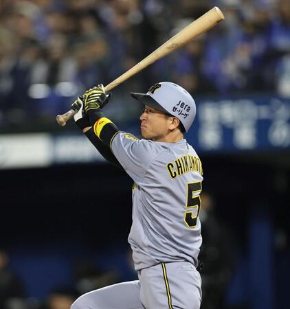 　５回、適時打を放つ近本（撮影・田中太一）