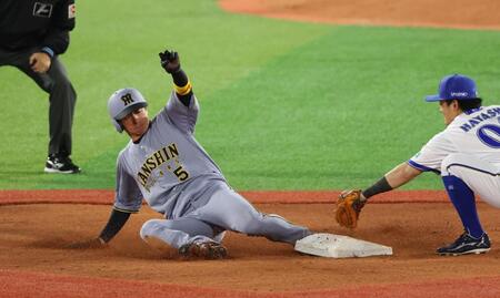 　５回、二盗を決める近本（撮影・金田祐二）