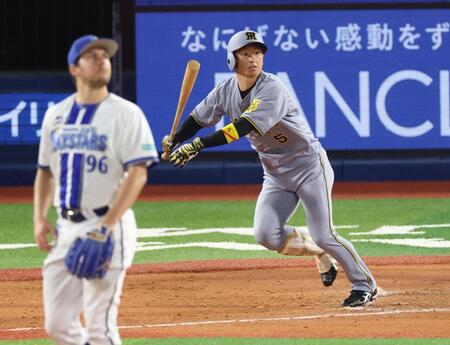 　５回、左前適時打を放つ近本（撮影・金田祐二）