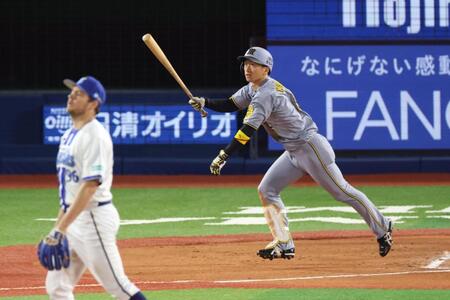 　７回、右越えソロを放つ近本（撮影・金田祐二）