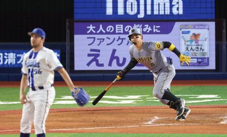 　４回、適時二塁打を放つ佐藤輝（撮影・金田祐二）