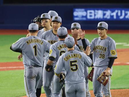 　勝利を喜ぶ阪神ナイン（撮影・金田祐二）