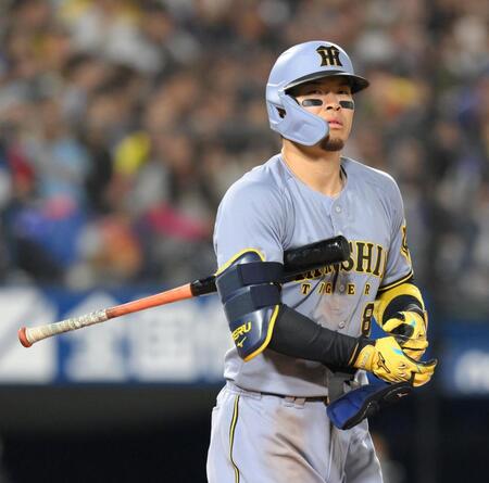 　６回、四球を選び出塁する佐藤輝（撮影・伊藤笙子）