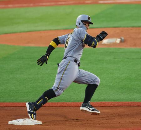 　２回、三塁打を放つ佐藤輝（撮影・金田祐二）