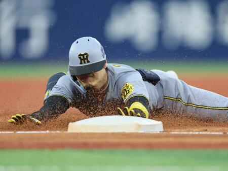 　２回、三塁打を放ちヘッドスライディングを決める佐藤輝（撮影・田中太一）