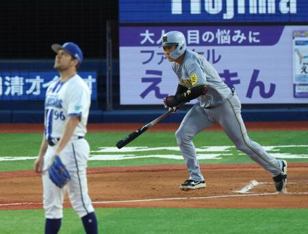 　２回、先制右犠飛を放つ大山（撮影・金田祐二）