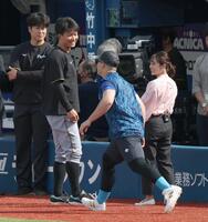 　牧に取材の邪魔をされる森下（撮影・金田祐二）