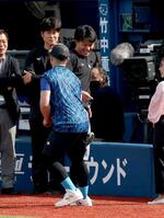 　牧に取材の邪魔をされ、キックで反撃する森下（撮影・金田祐二）