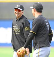 　試合前、森下（右）に声をかける藤川監督（撮影・伊藤笙子）