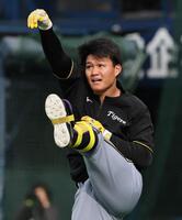 　ウオーミングアップする森下（撮影・田中太一）