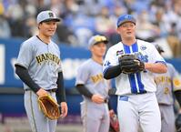 　試合前、談笑する森下（左）と牧（撮影・伊藤笙子）