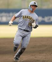 　９回、福島の犠打を投手・本田仁が悪送球。その間に一気に三塁に進む嶋村（撮影・坂部計介）