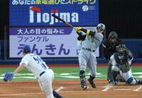 　２回、三塁打を放つ佐藤輝（撮影・金田祐二）