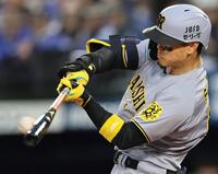 　２回、三塁打を放つ佐藤輝（撮影・田中太一）